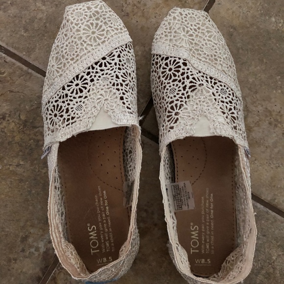 cream lace toms
